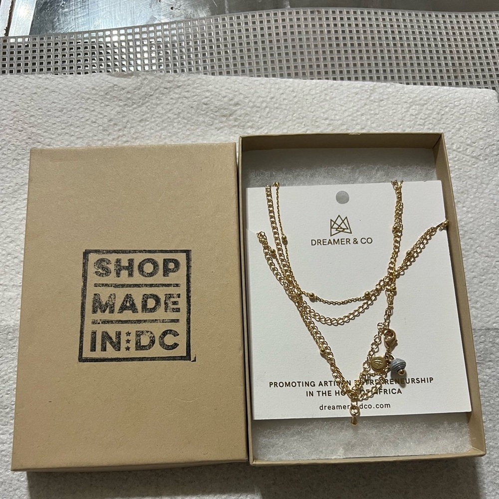Dreamer &co brand gold tone necklace NIOB